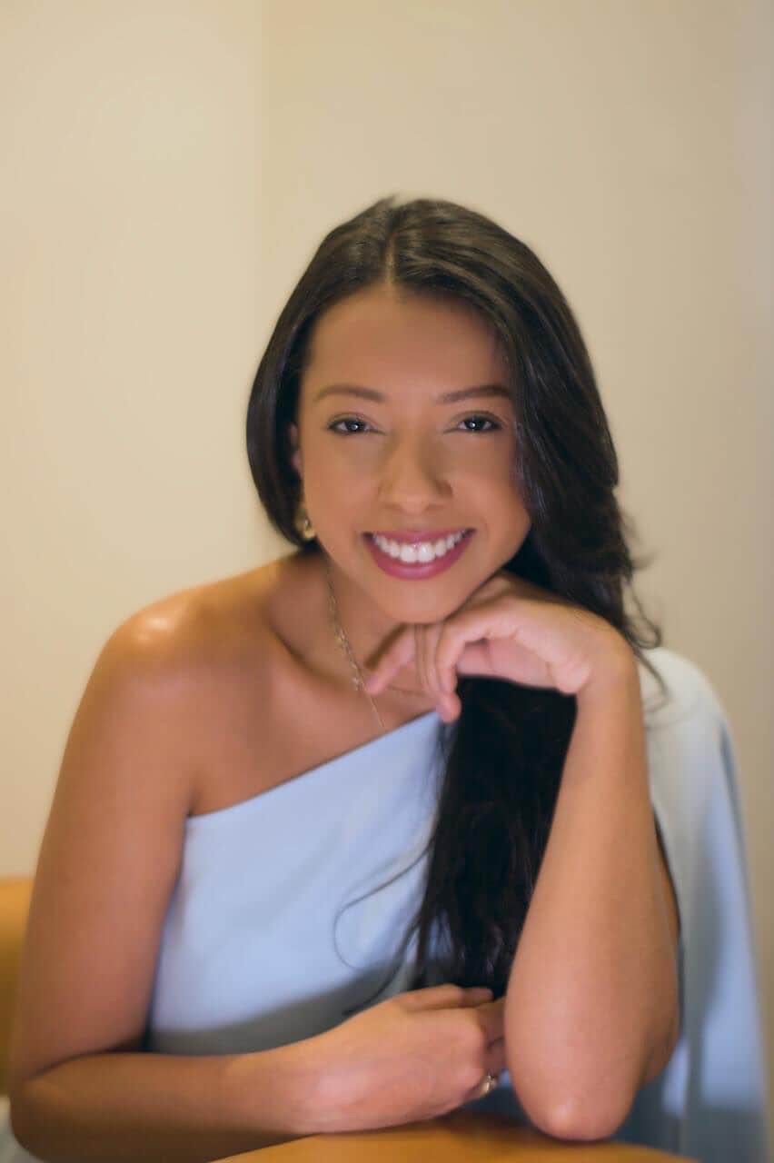 Retrato da Dra. Isis Rosa sorrindo